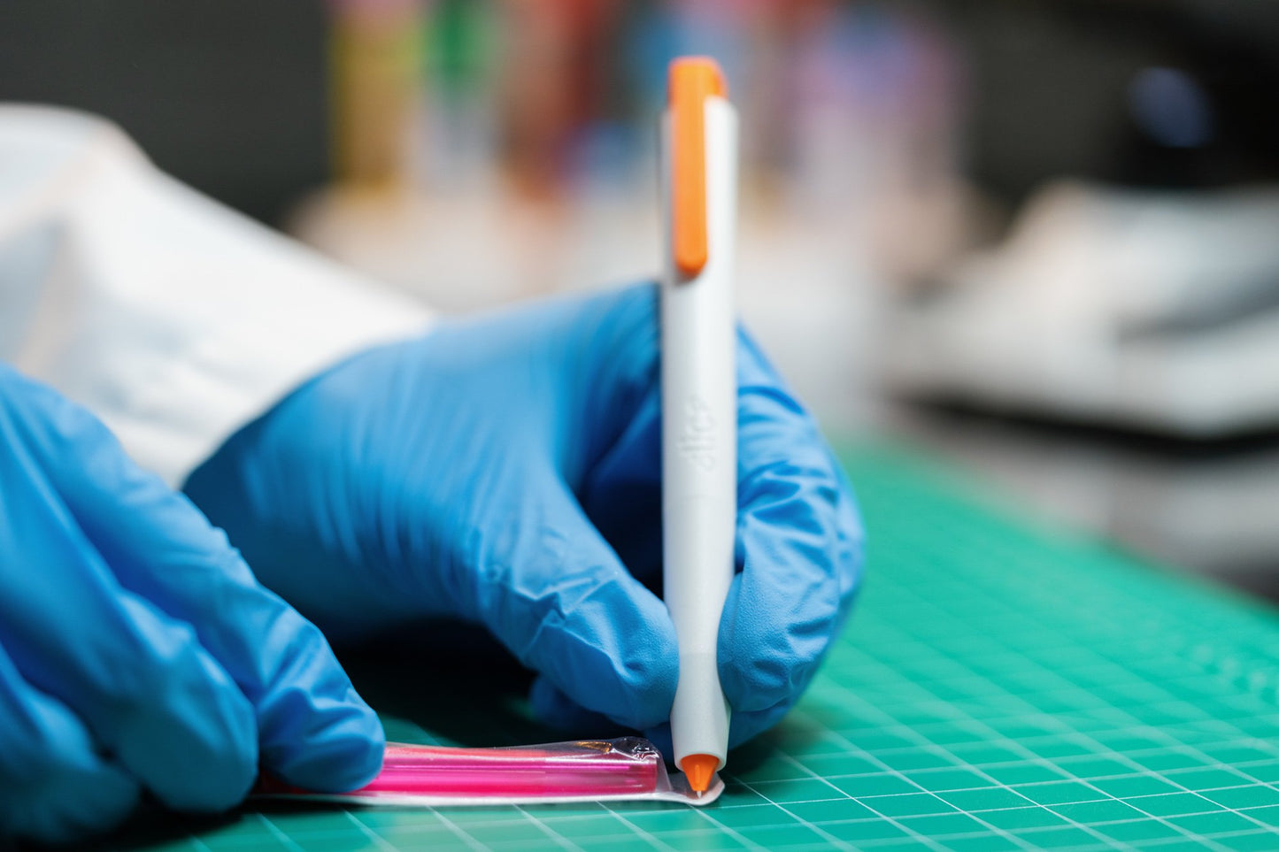 Cutter de precisión retráctil