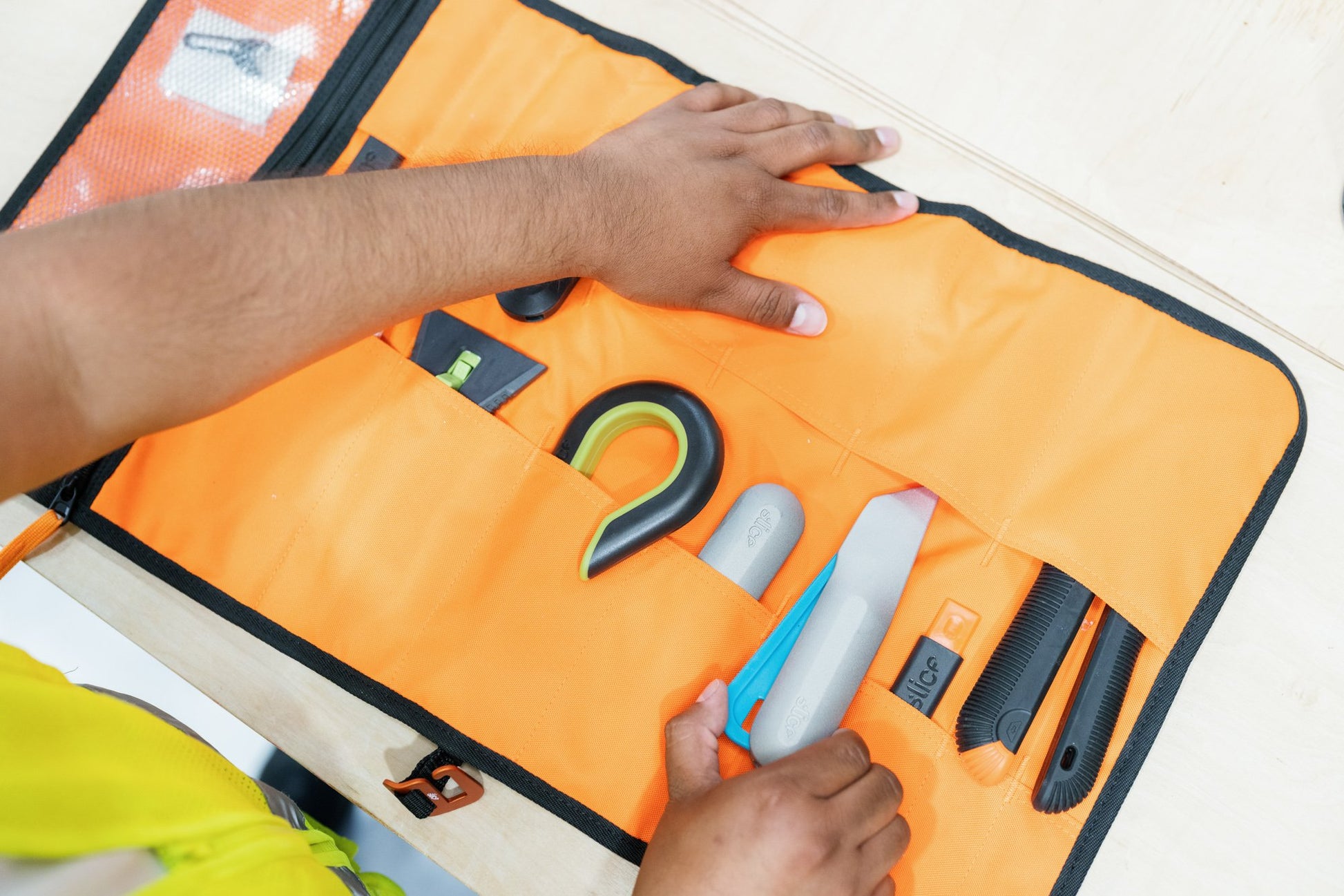 Organizador de herramientas enrollable con diseño industrial Slice