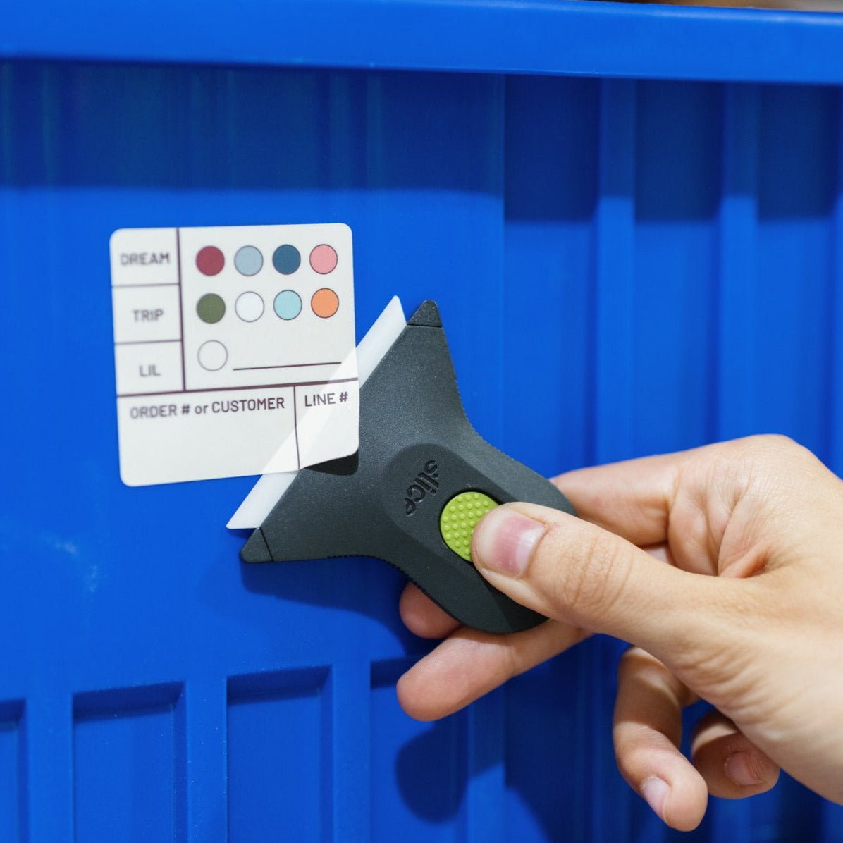 Auto-Retractable Small Scraper | Slice